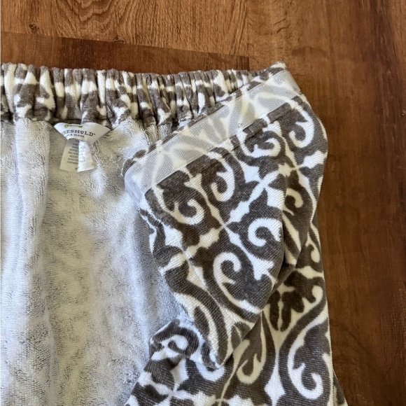 Cotton Gray and White Patterned Bath Towel Skirt - Picture 4 of 8